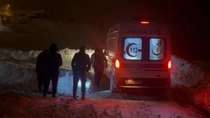 Kardan kapanan köy yolunda zamanla yarış