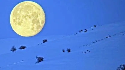 Karla bütünleşen ay manzarası görenleri büyüledi