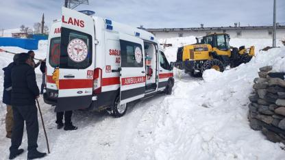 Karla kaplı köyde hayat kurtaran müdahale