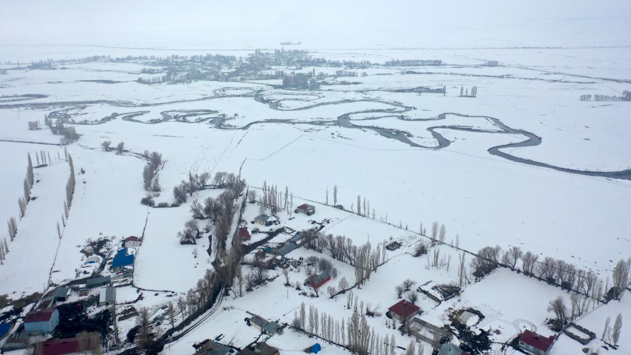 Karla kaplı menderesleri dronla görüntülendi