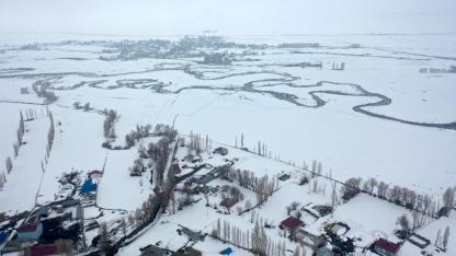 Karla kaplı menderesleri dronla görüntülendi