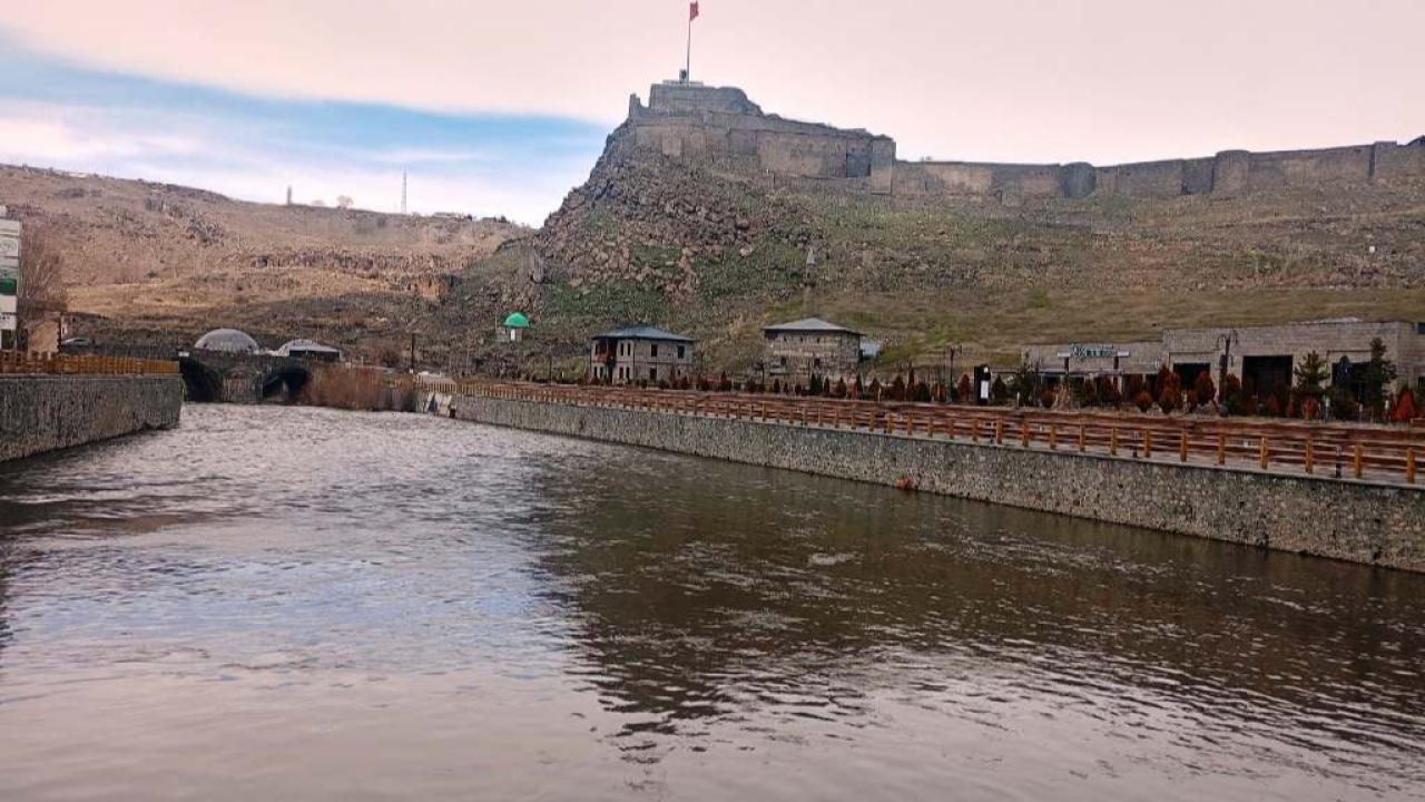 Kars Çayının coşkun akışı hızlanıyor