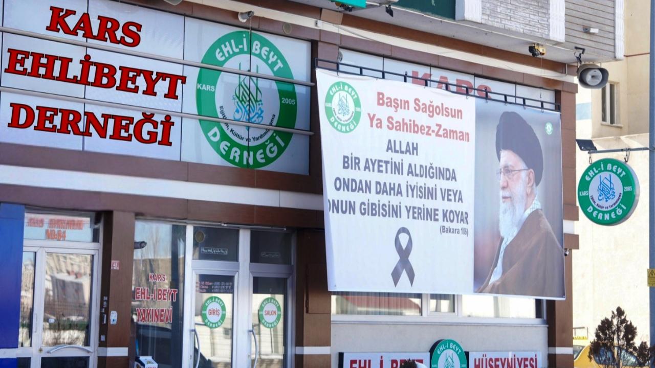Kars Ehlibeyt Derneğine Ali Hamaney'in dev fotoğrafı asıldı