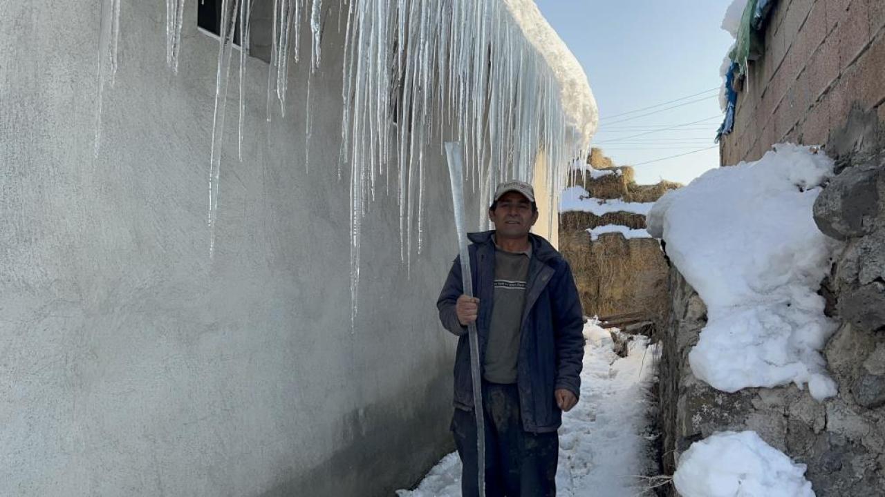Kars eksi 15’i gördü: Çatılarda 3 metrelik buz sarkıtları oluştu