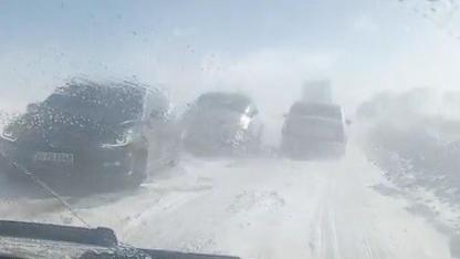 Kars-Göle yolunda tipi nedeniyle araç mahsur kaldı