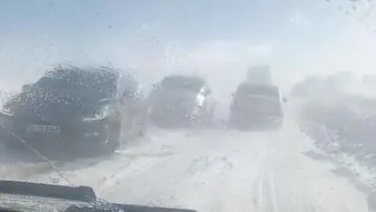 Kars-Göle yolunda tipi nedeniyle araç mahsur kaldı