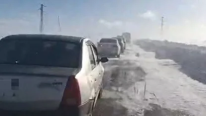 Kars-Göle yolunda onlarca araç mahsur kaldı