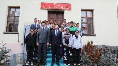 Kars’ı gururlandıran takım valilikte ağırlandı