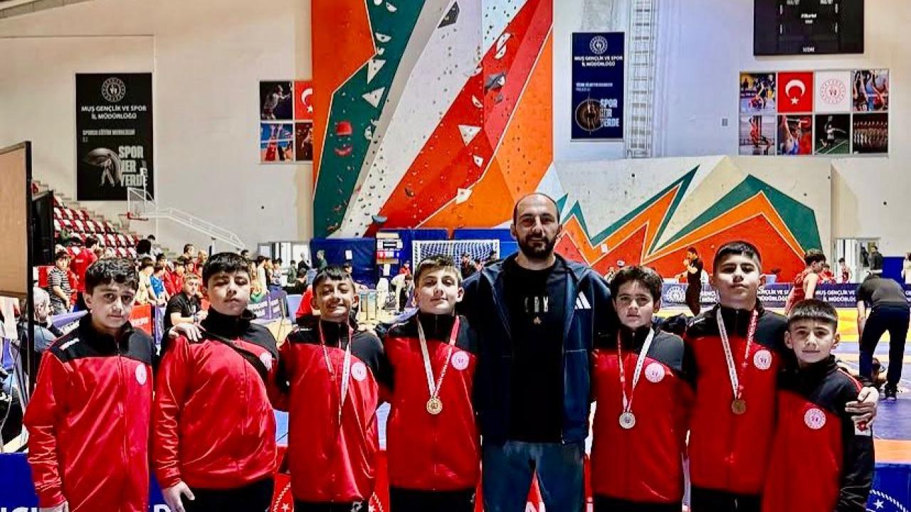 Karslı minik pehlivanlar Muş’ta madalyaları topladı