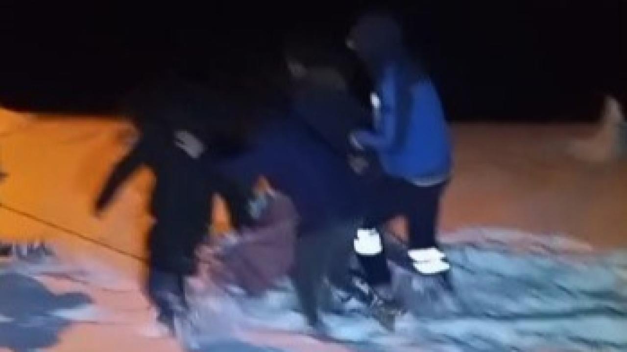 85 yaşındaki hasta, leğenle taşınarak ambulansa ulaştırıldı