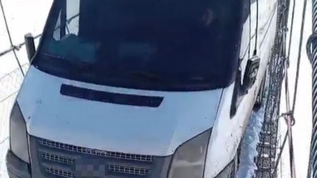 Kars’ta asma köprüde minibüs mahsur kaldı