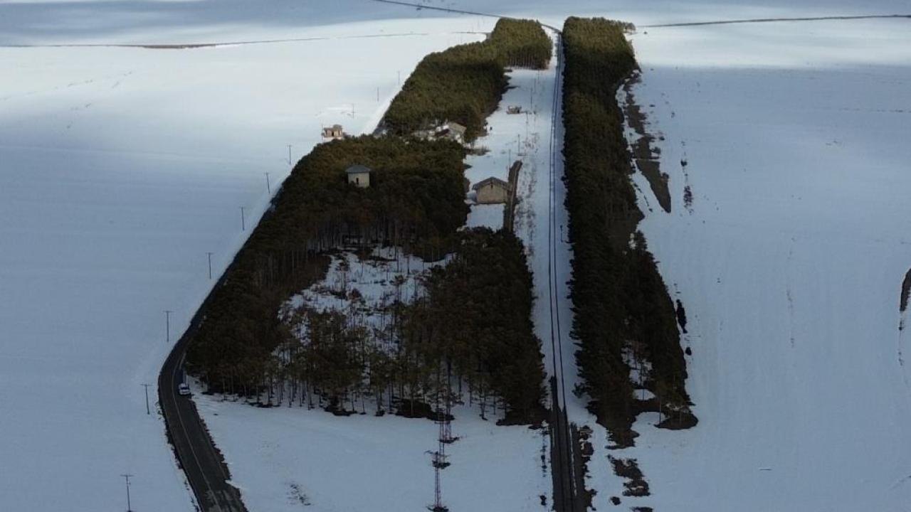 Kars’ta bahar ortasında kış manzarası: Benliahmet İstasyonu beyaza büründü