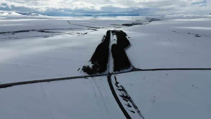 Kars’ta bahar ortasında kış manzarası: Benliahmet İstasyonu beyaza büründü