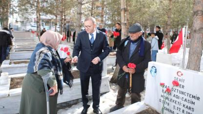 Kars’ta bayramda şehitliğe anlamlı ziyaret