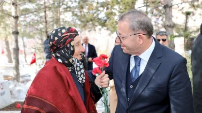 Kars’ta bayramda şehitliğe anlamlı ziyaret