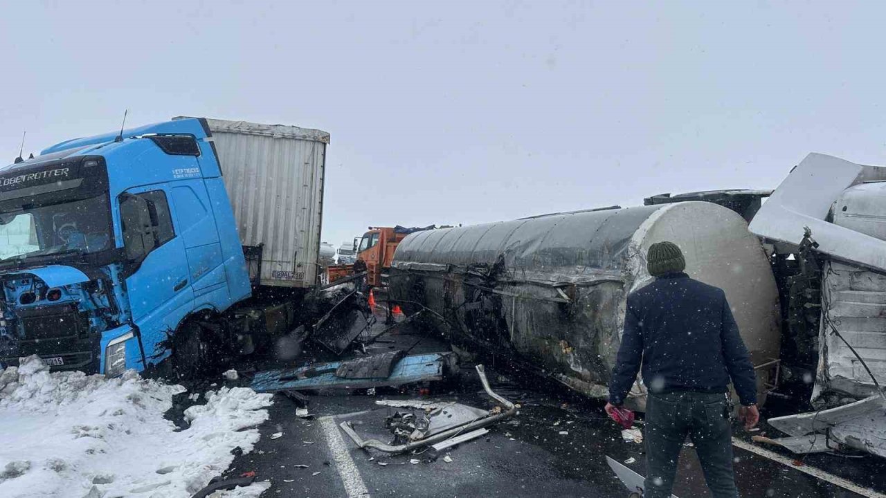 Kars’ta devrilen zift yüklü tankere tır çarptı: 2 yaralı