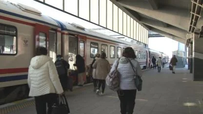 Kars’ta Doğu Ekspresi’ne yoğun ilgi: Vatandaşlar bayram tatili için masalsı yolculuğu tercih ediyor
