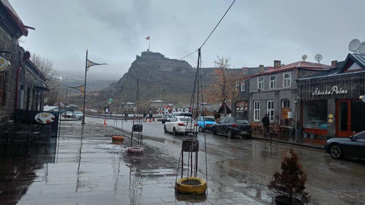 Kars’ta karla karışık yağmur etkili oluyor