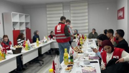Kars Kızılay’dan öğrencilere “Anne Eli” iftarı