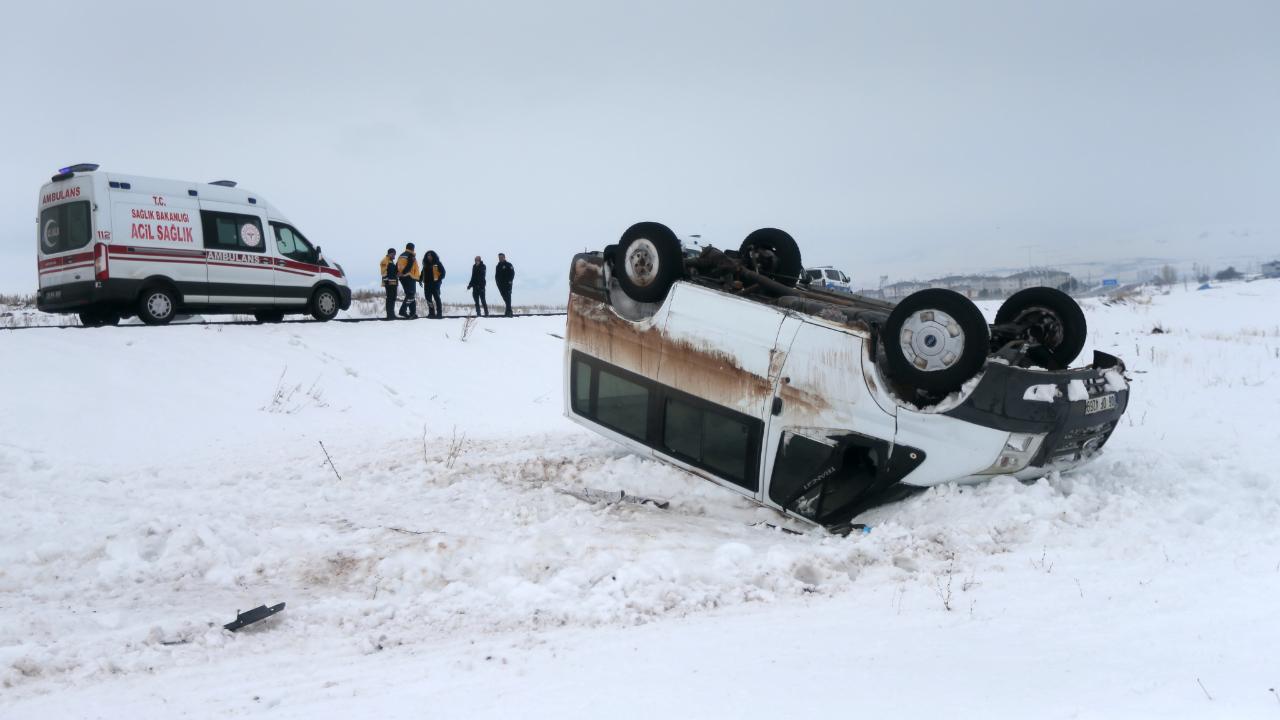Kars'ta köy minibüsü karlı arazide takla attı