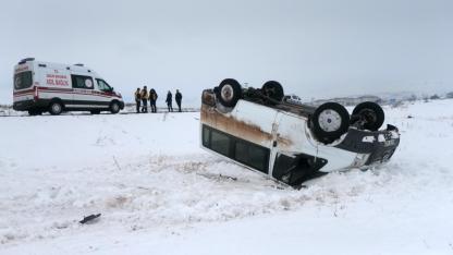 Kars'ta köy minibüsü karlı arazide takla attı