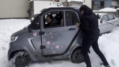 Kars'ta kara saplanan küçük otomobil kurtarıldı