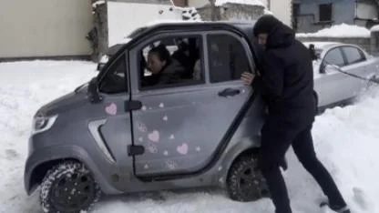 Kars'ta kara saplanan küçük otomobil kurtarıldı