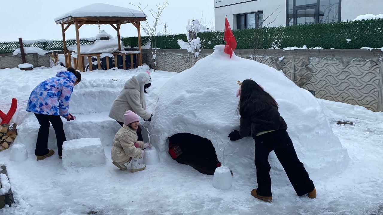 Kars’ta miniklerden kar şenliği