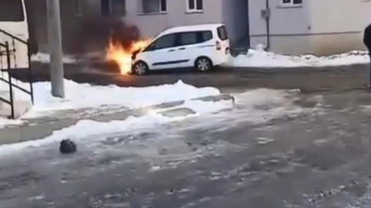 Kars’ta seyir halindeki araçta yangın paniği