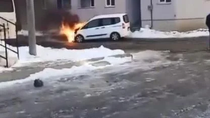 Kars’ta seyir halindeki araçta yangın paniği