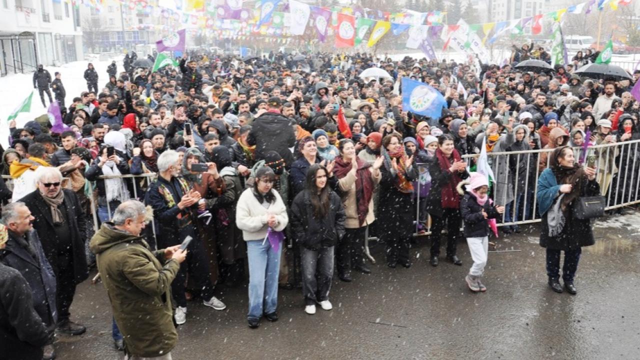 Kars’ta, yoğun kar yağışı altında Nevruz etkinliği