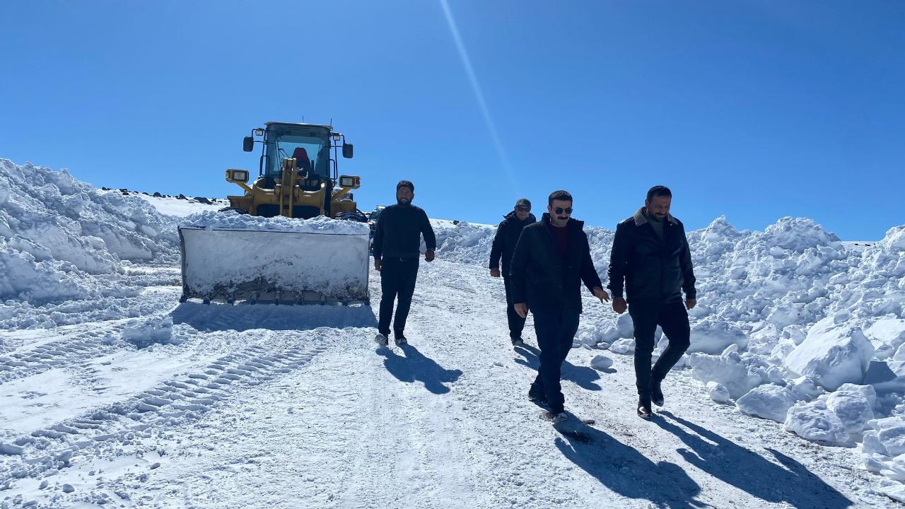 Kaymakam Akköz kar temizleme çalışmalarını inceledi