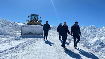 Kaymakam Akköz kar temizleme çalışmalarını inceledi