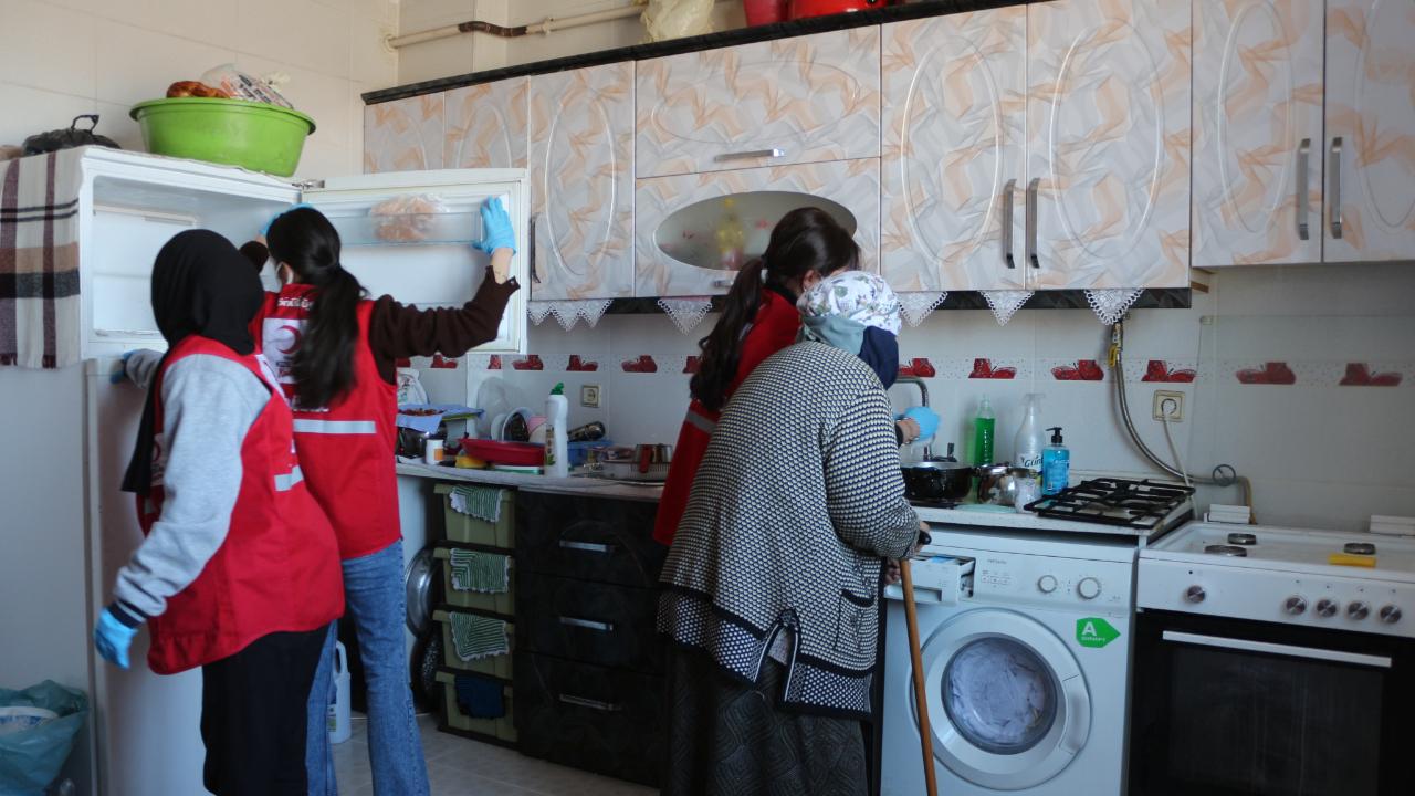 Kızılay gönüllüleri yaşlı kadının evini temizledi