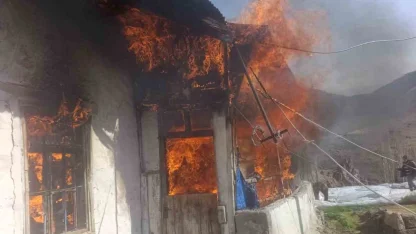 Köy evinde korkutan yangın