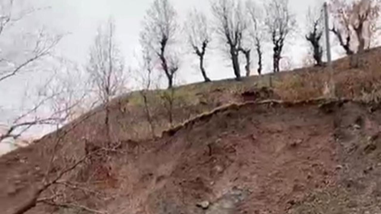 Köy yolunda heyelan engeli