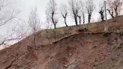 Köy yolunda heyelan engeli