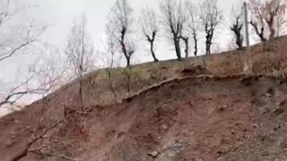 Köy yolunda heyelan engeli