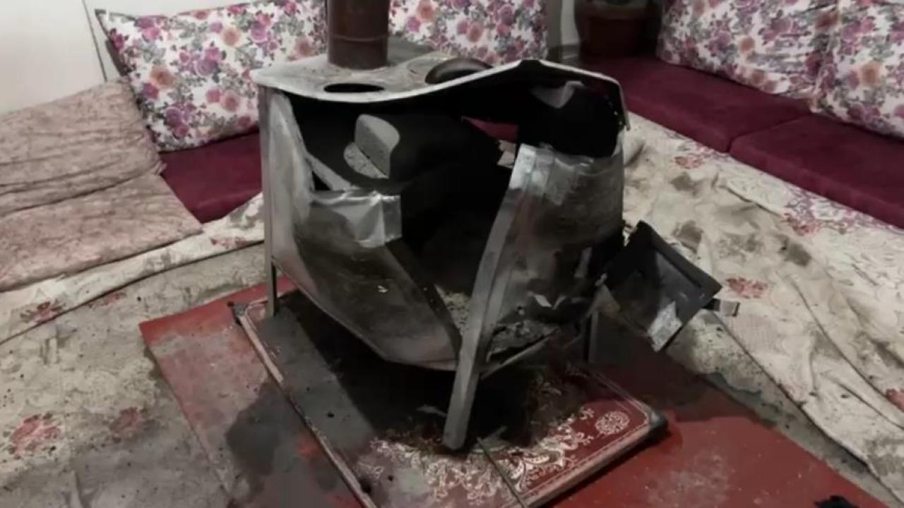 Odun sobası patladı, evde maddi hasar oluştu