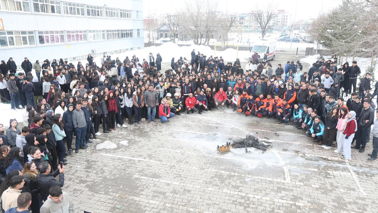 Öğrenciler deprem anını tatbikatla öğrendi