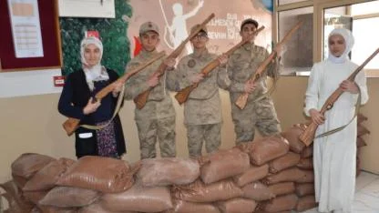 Öğrencilerin Çanakkale destanı gösterisi büyük beğeni topladı