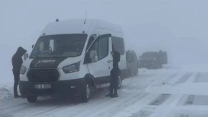 Palandöken geçidinde tipi ulaşımı felç etti