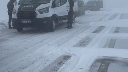 Palandöken geçidinde kar ve tipi nedeniyle onlarca araç mahsur kaldı