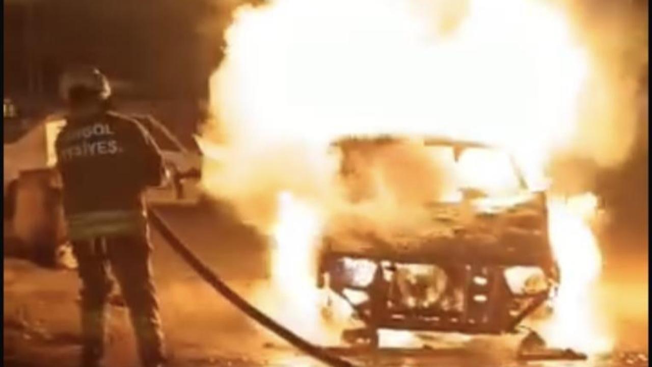 Park halindeki araç alev topuna döndü