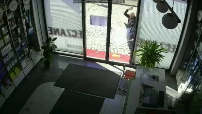 Eczanenin camını kırdı, sonra kundaklamaya çalıştı