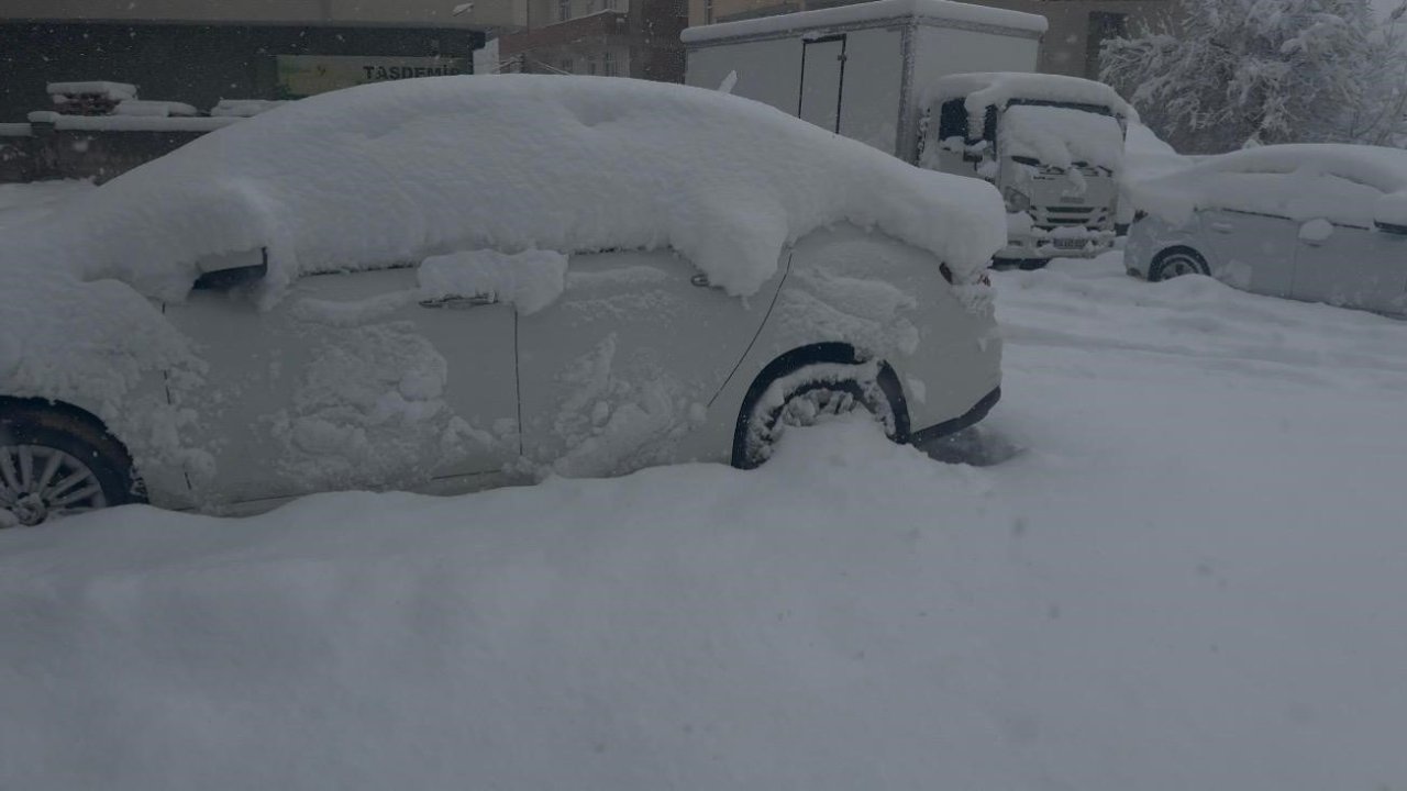 Patnos’ta baharı beklerken 40 santimetre kar yağdı