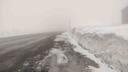 Ardahan-Şavşat yolunda yoğun sis ulaşımı zorlaştırıyor