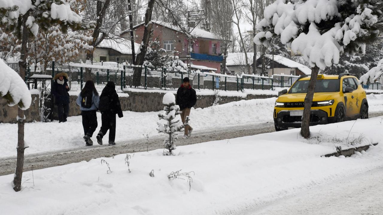 Sarıkamış beyaza büründü