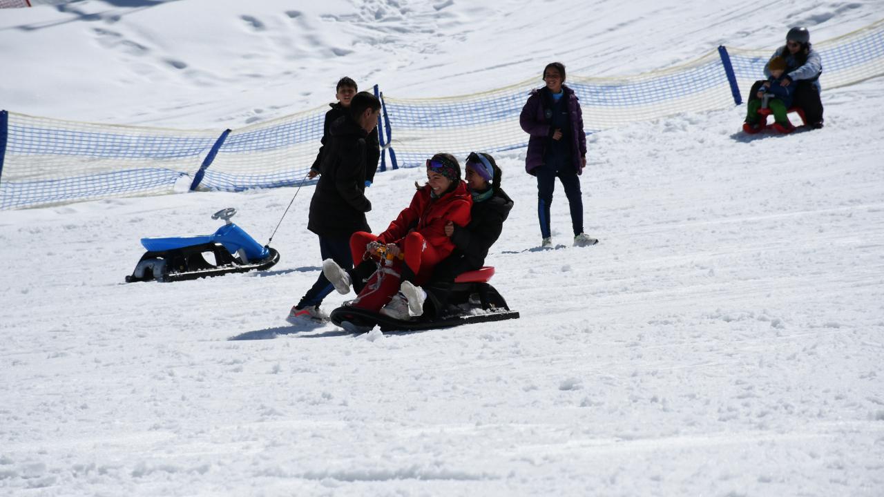 Sarıkamış’ta baharda kayak sezonu devam ediyor