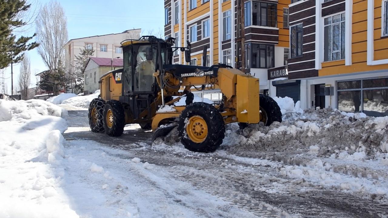 Sarıkamış'ta cadde ve sokaklarda kar temizliği başladı